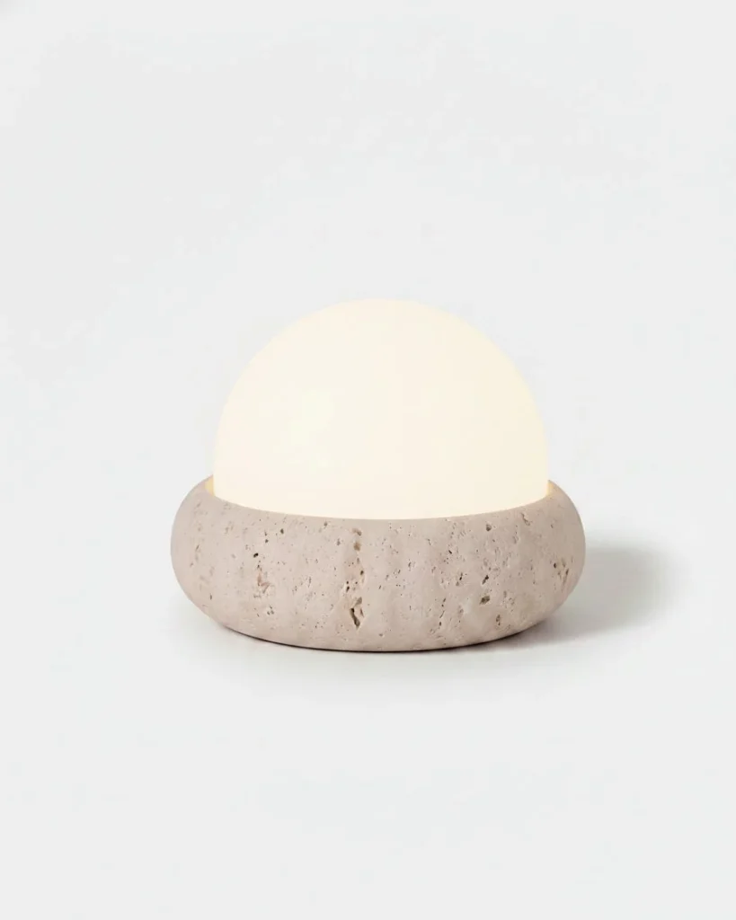 Akku-Tischlampe EON, Travertin und Acrylkuppel – Travertin, Produktansicht