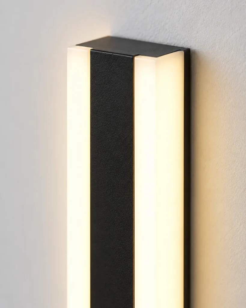Aussenleuchte RAFTO, lineare LED-Wandleuchte, IP65, RGB – Detailansicht des Aluminiumprofils und des Acryl-Diffusors