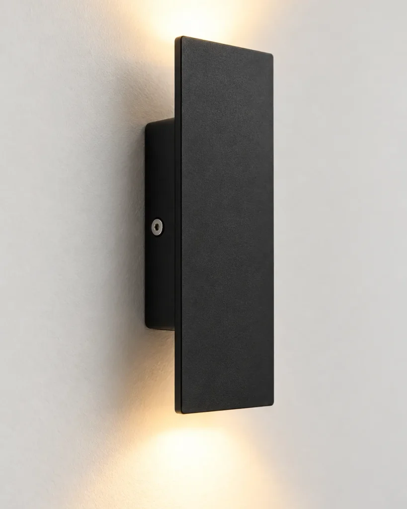 Wandlampe CAVTO, Flache Aussenleuchte Up & Down, 5 Grössen – Detailansicht der Frontplatte und des Wandträgers