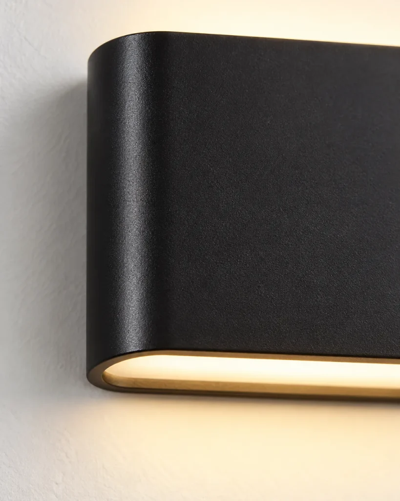 Applique da esterno MATIO, applique ovale up & down, IP65 – dettaglio di alluminio nero opaco e uscita di luce inferiore