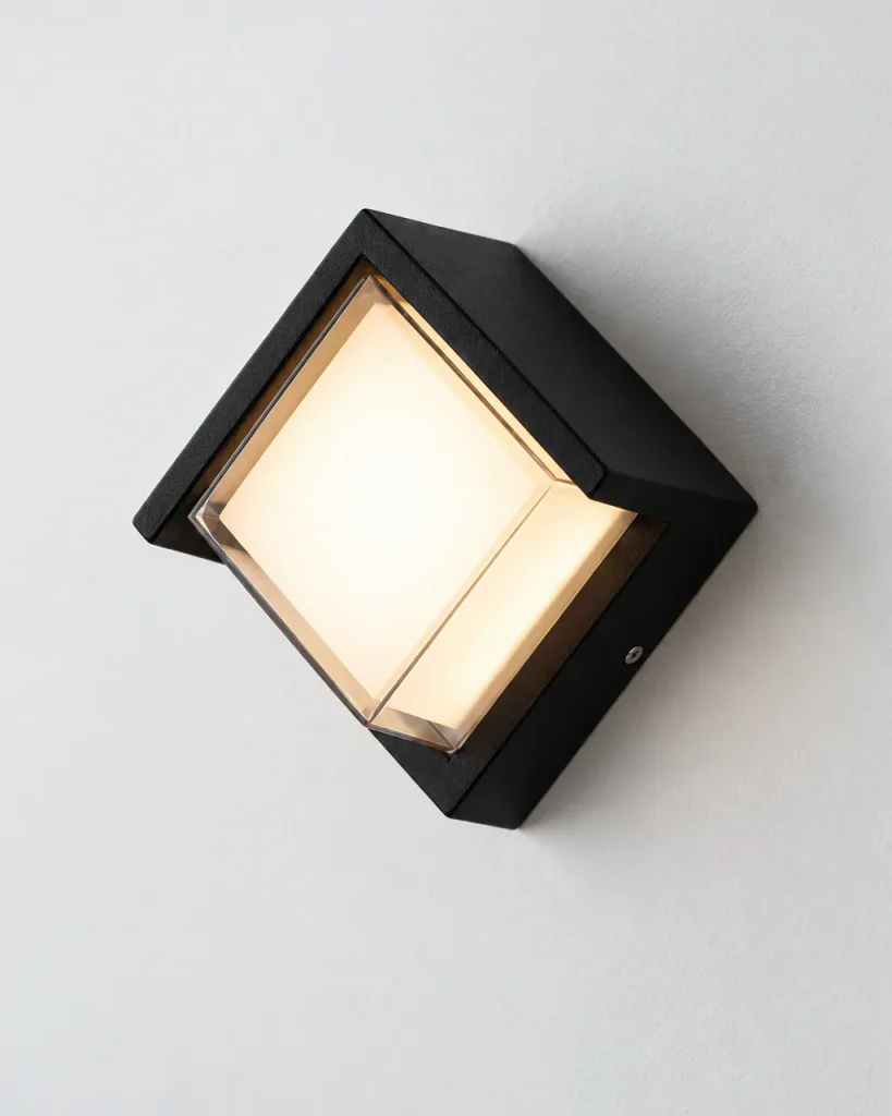 Applique da esterno COURTO, applique LED cubica, IP65 – nero, foto prodotto con diffusore in acrilico acceso