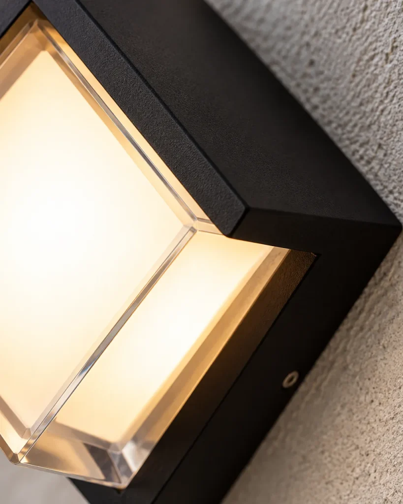 Applique da esterno COURTO, applique LED cubica, IP65 – dettaglio della cornice nera e dell'acrilico sfaccettato