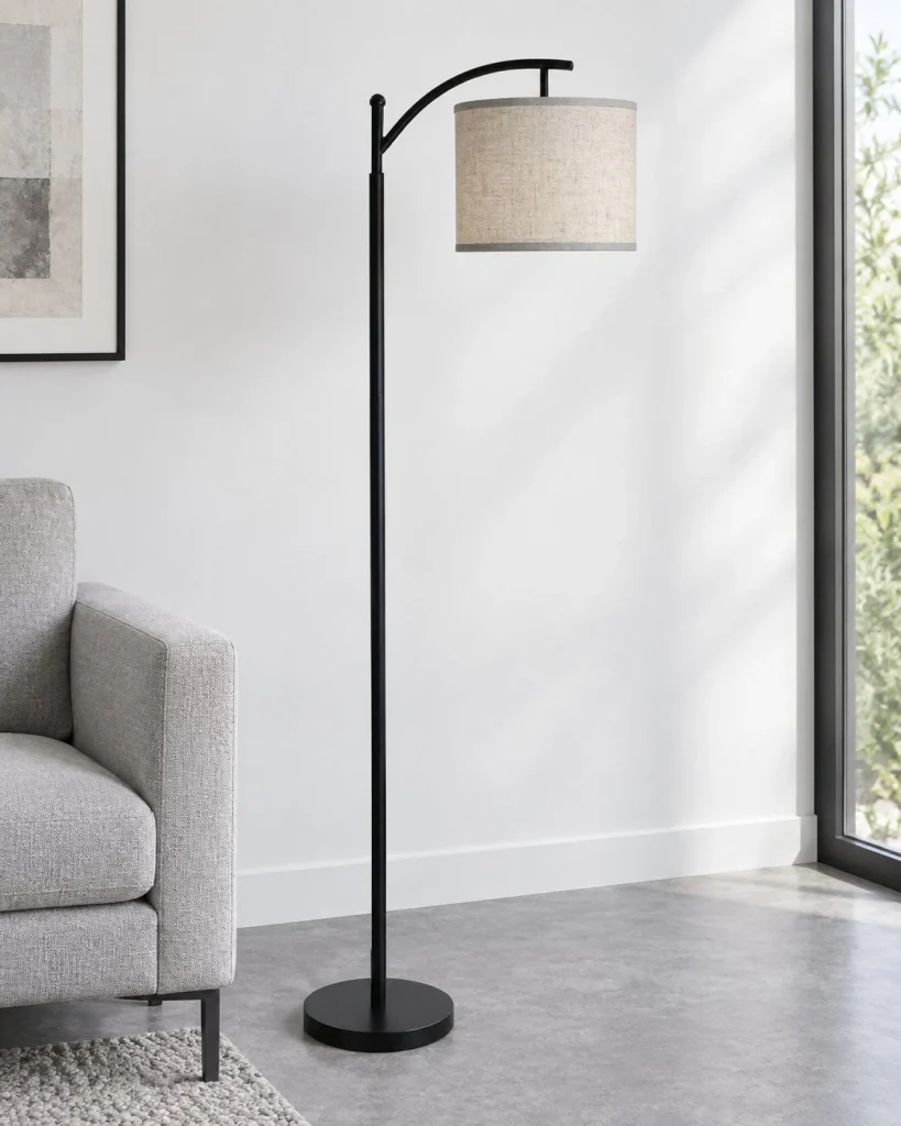 Bogenlampe mit Stoffschirm LIRI – Schwarz, in einem hellen Wohnbereich