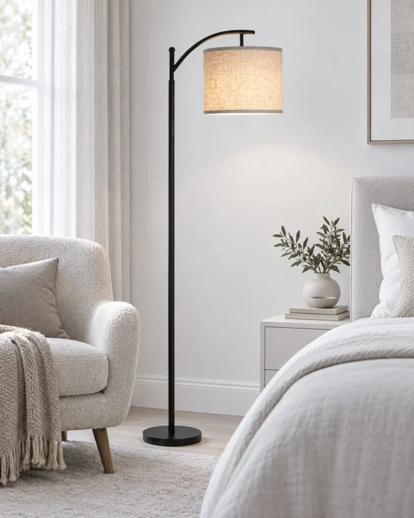 Bogenlampe mit Stoffschirm LIRI – Schwarz – Helles Schlafzimmer neben einem Lesesessel
