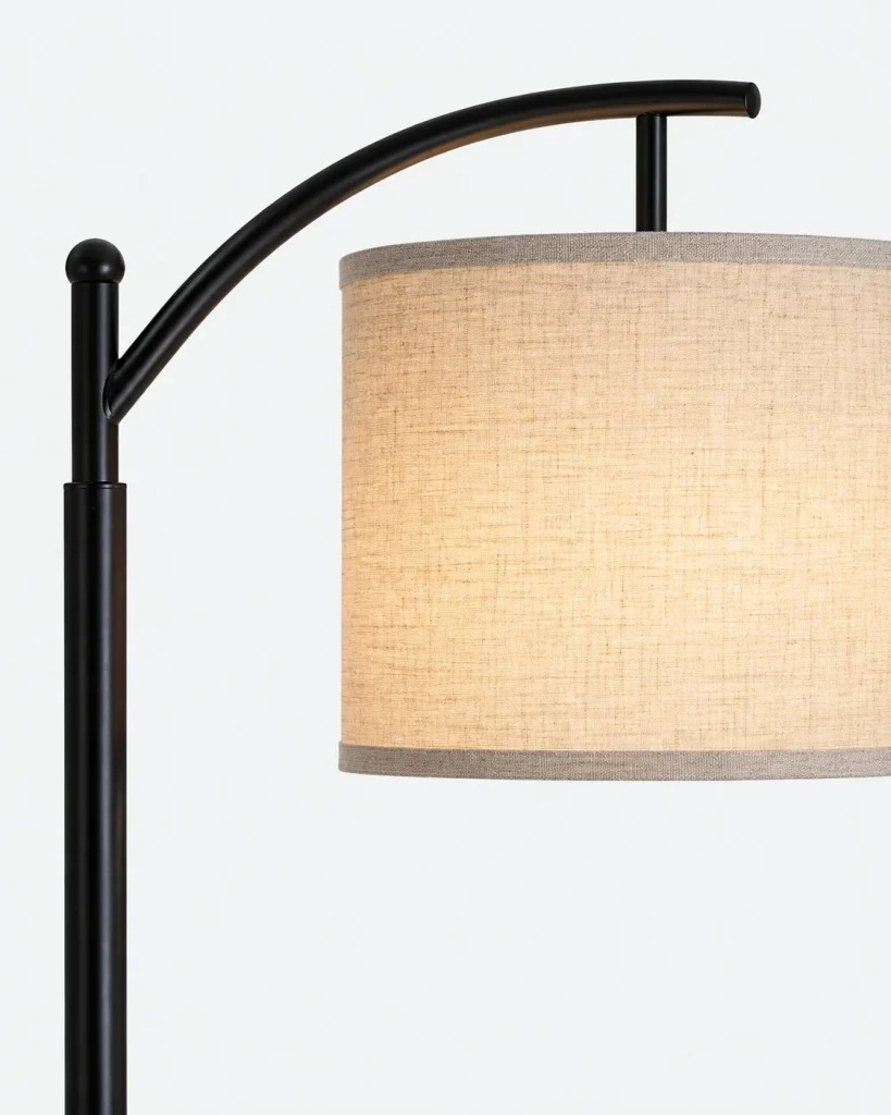 Bogenlampe mit Stoffschirm LIRI – Schwarz – Gebogener Arm und sichtbare Befestigung des Stoffschirms