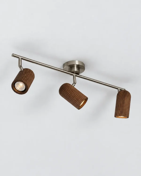 Deckenlampe: Spotleiste mit drei geriffelten Holzspots – NIKA