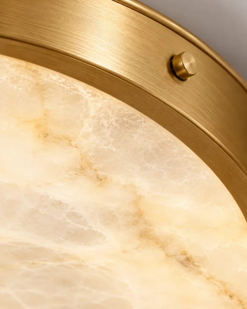 Deckenlampe FENZE, Flache Alabasterscheibe im Metallring – Detailansicht des Alabasters und des gebürsteten Rings in Gold