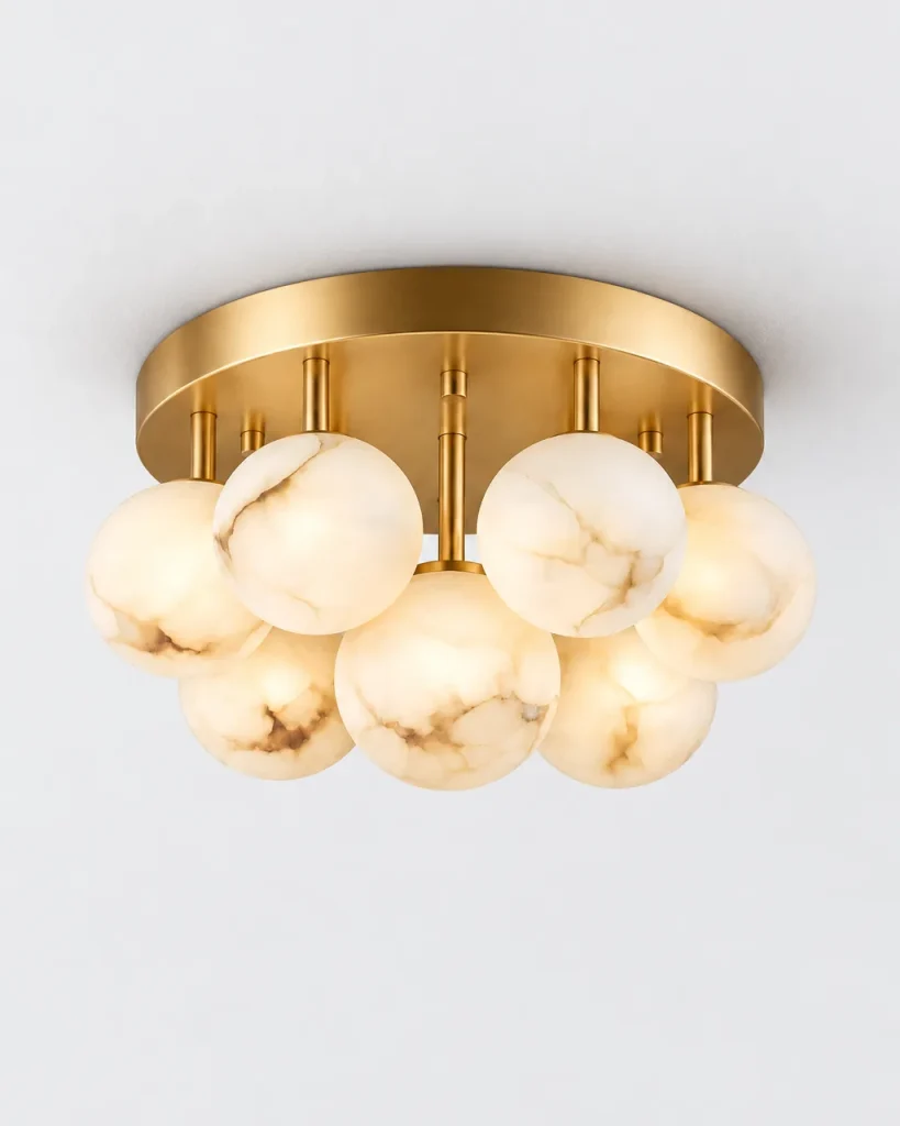 Deckenlampe DERPI, Traube aus Alabasterkugeln auf Messing – Ø 30 cm, Produktfoto, eingeschaltet
