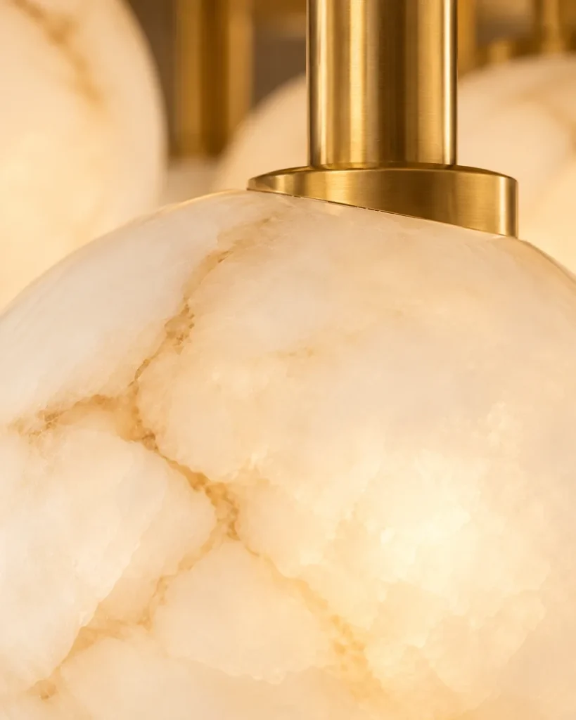 Deckenlampe DERPI, Traube aus Alabasterkugeln auf Messing – Detailansicht der Alabasteradern und des Messingstabs