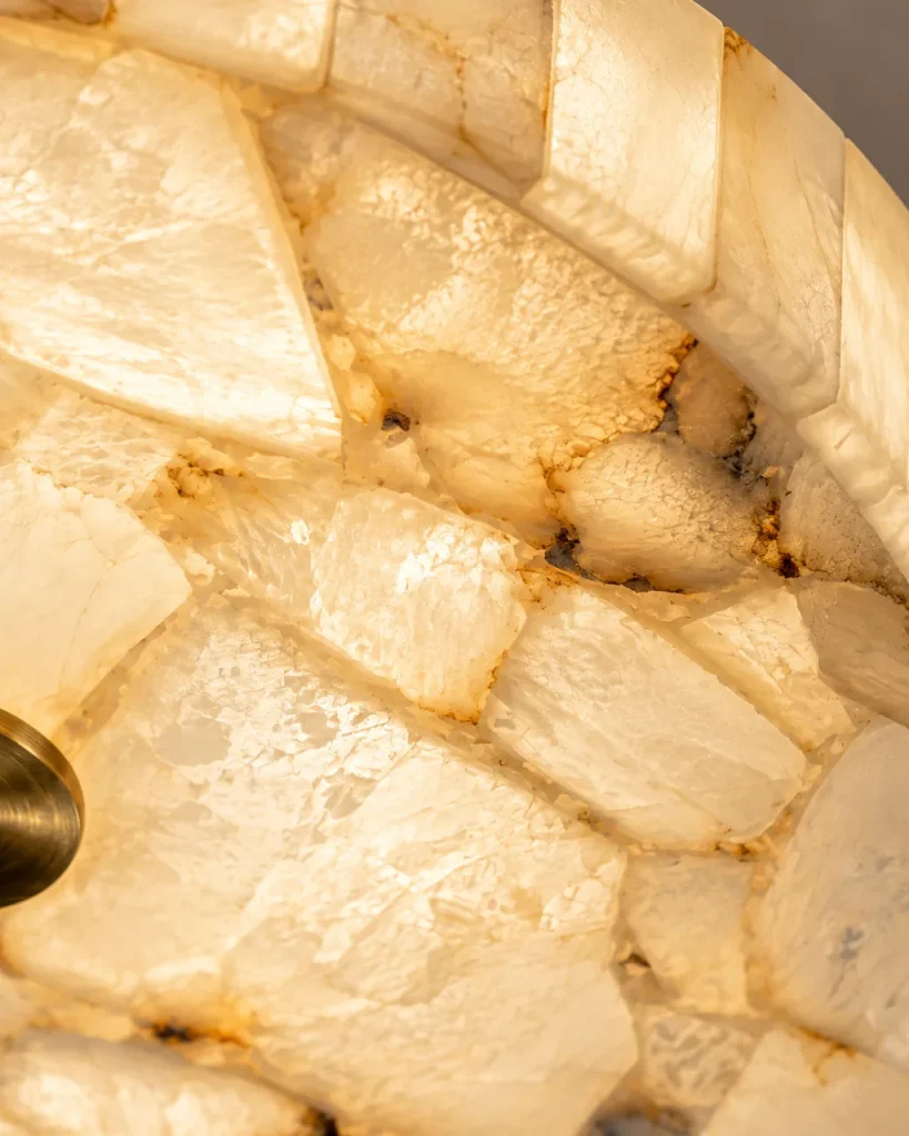 Deckenlampe BATRAZ, Flache Mosaikscheibe aus Alabaster – Detailansicht der Alabasterstücke und Fugen des Mosaiks