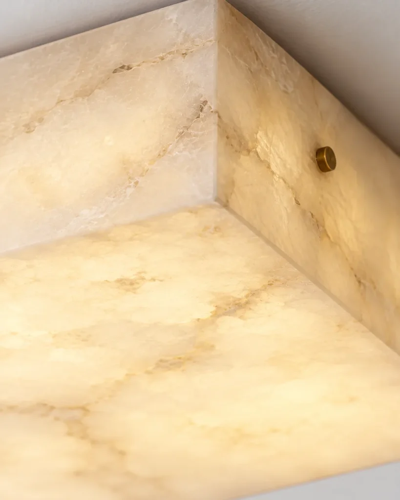 Deckenlampe TSARUK, quadratischer Alabasterblock mit LED – Detailansicht der Alabasteradern und einer Messingschraube