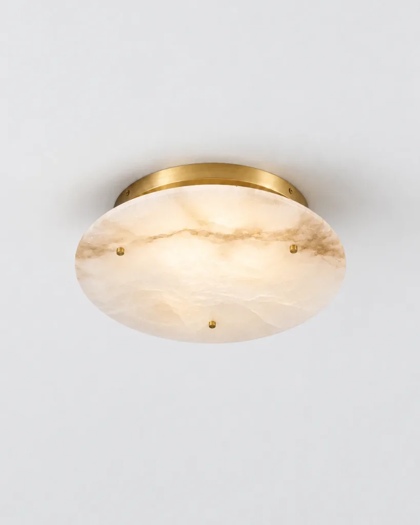 Deckenlampe BILPI, Flache Alabasterscheibe auf Messingsockel – Ø 20 cm, Produktfoto, eingeschaltet
