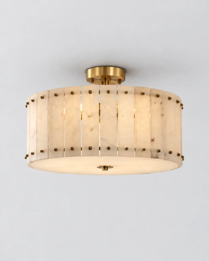 Deckenlampe DESA, Alabastertrommel mit Messingnieten – Ø 40 cm, Produktfoto, eingeschaltet