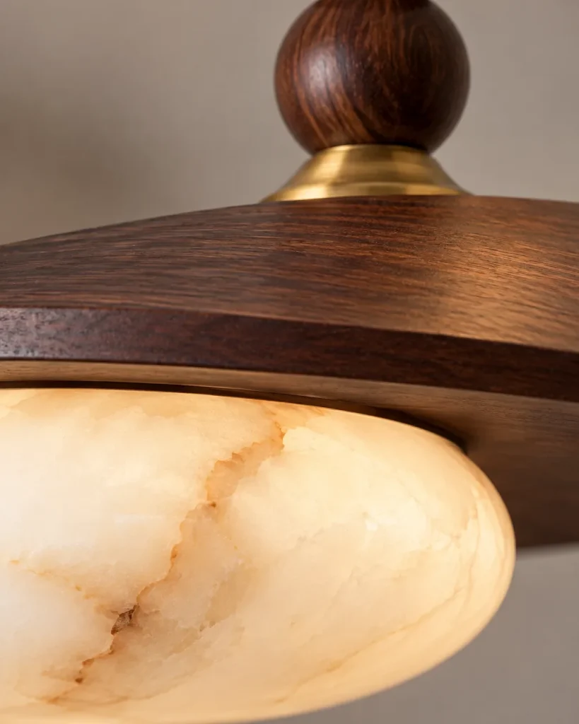 Deckenlampe MILATRE, Holzscheibe mit Perlenstab und Diffusor in Alabaster-Optik – Detailansicht der Holzscheibe und des geäderten Diffusors