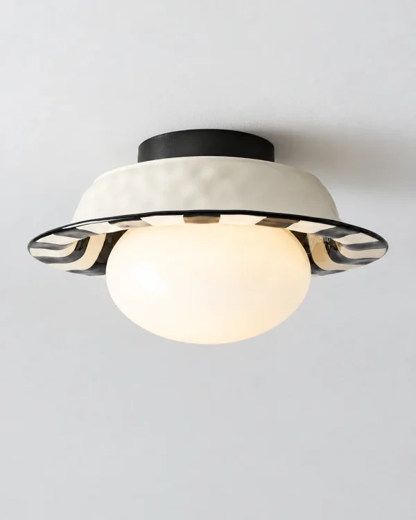 Deckenlampe: gewellte Keramikkrempe mit Opalglaskugel – RITO