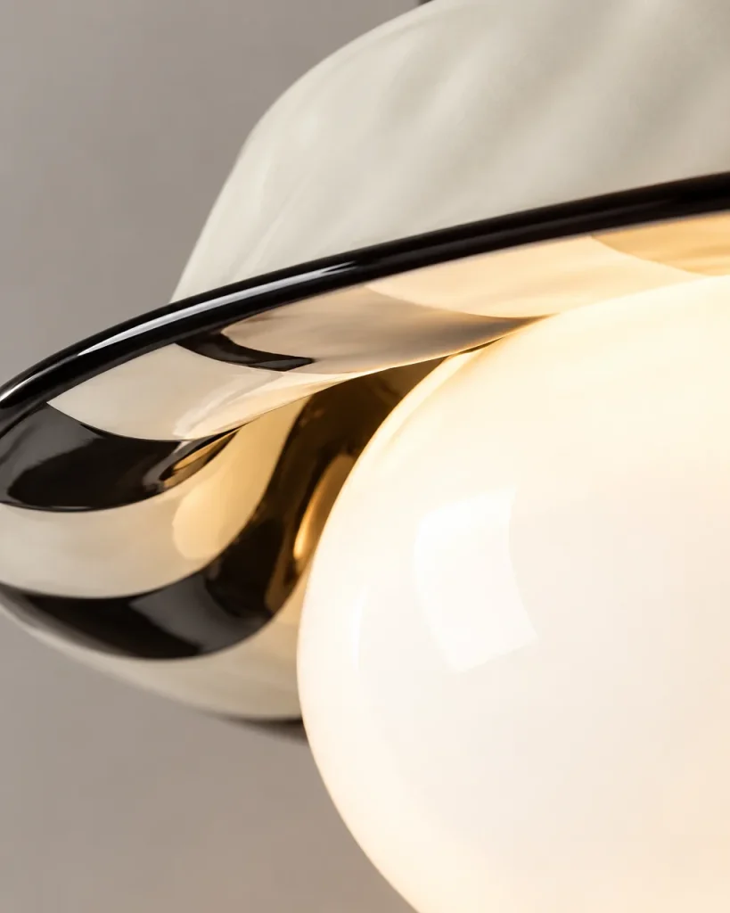 Deckenlampe RITO, gewellte Keramikkrempe mit Opalglaskugel – Detailansicht der Keramikkrempe mit schwarzem Rand und der Opalglaskugel