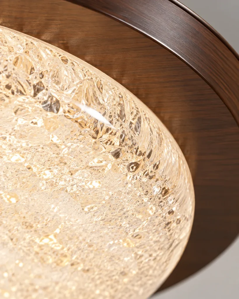 Deckenlampe NAIA, LED-Kuppel in Eis-Optik mit breitem Metallring – Detailansicht der Harzkuppel in Eis-Optik und des Metallrings