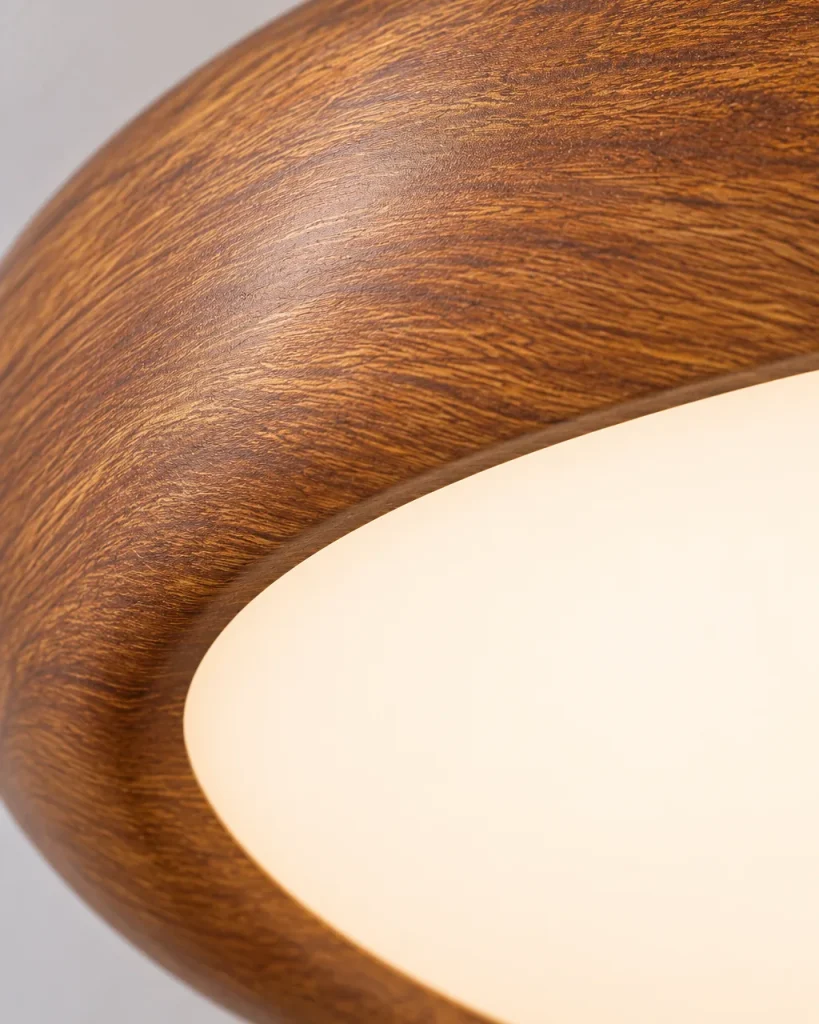 Deckenlampe JILO, Runde LED-Leuchte mit Rahmen in Holzoptik – Detailansicht der Holzoptik am Metallrahmen und des Acryl-Diffusors