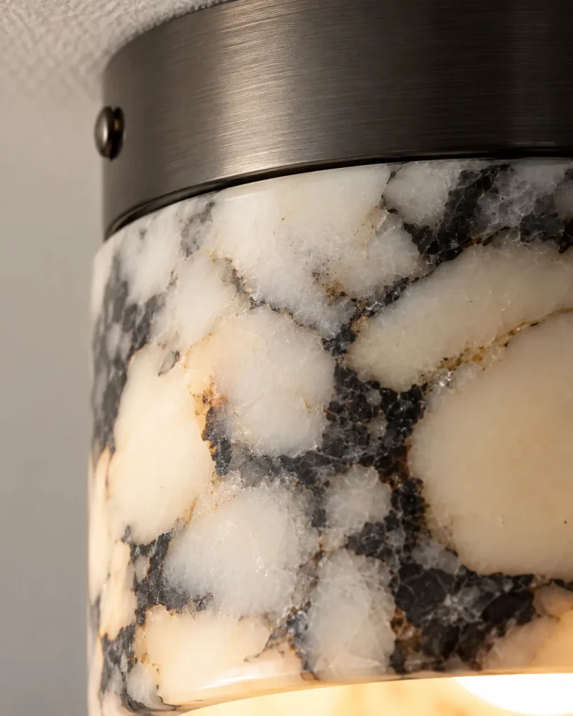 Plafoniera ANXI, cilindro in marmo con base nera, Ø 12 cm – dettaglio delle venature e della base spazzolata