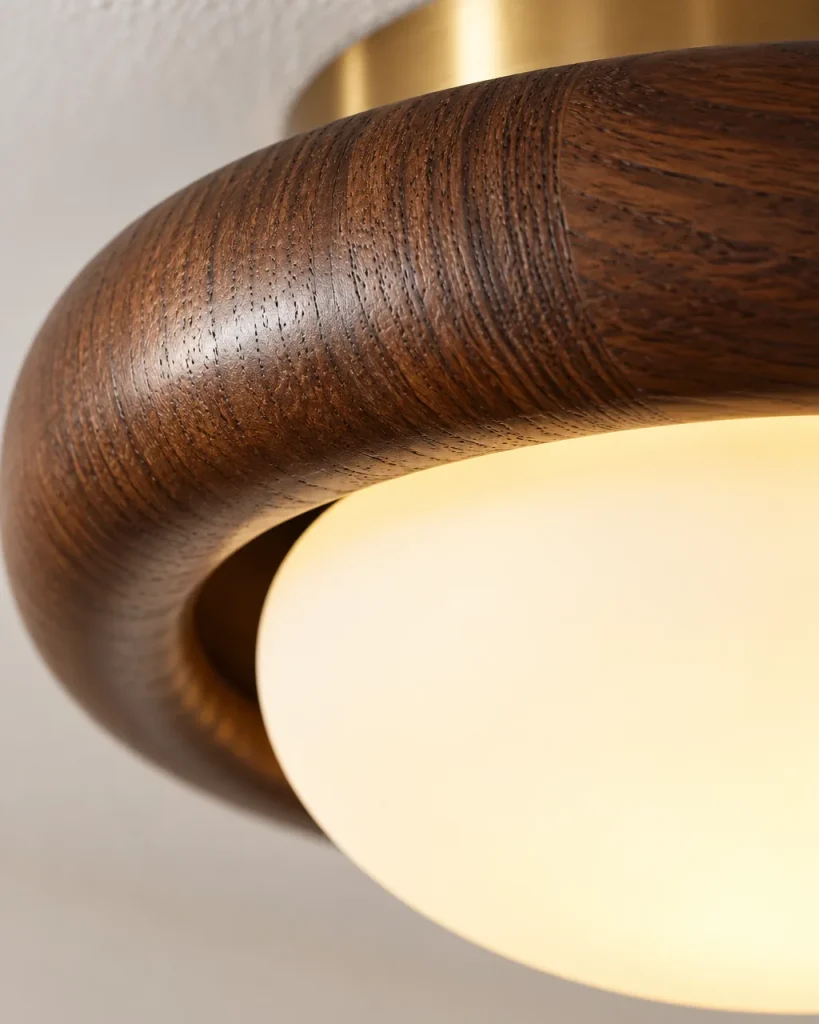 Deckenlampe ZURI, Nussbaum-Ring mit Opalglas und Gold – Detailansicht der Nussbaummaserung, des Opalglases und des goldfarbenen Sockels
