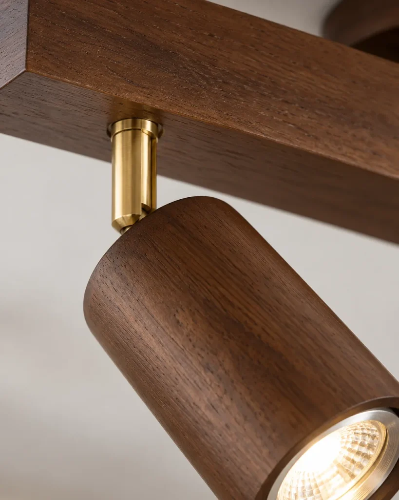 Plafoniera PORIAT, binario in legno con faretti orientabili – dettaglio della venatura e dello snodo dorato