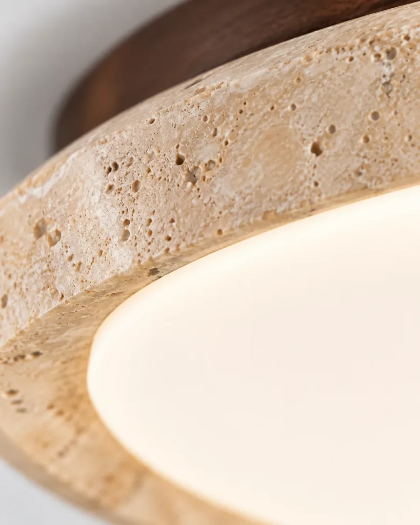 Deckenlampe NADIA, flacher LED-Kreis mit Rahmen aus Travertin – Detailansicht des Travertinrahmens und des matten Diffusors