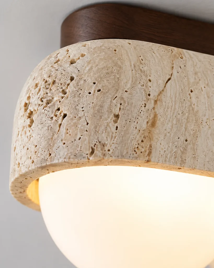 Deckenlampe SIRA, Travertinschale mit zwei oder drei Glaskugeln – Detailansicht der Travertinporen und der Glaskugel