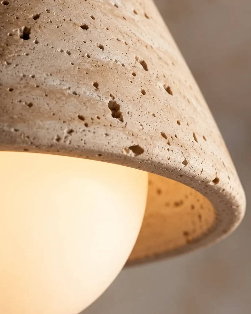 Deckenlampe JUNO, Travertin-Kegel mit Opalglaskugel und Nussbaumbaldachin – Detailansicht des Travertinkegels und der leuchtenden Opalglaskugel