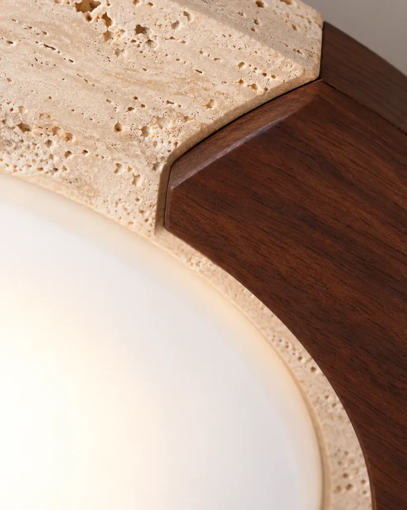 Deckenlampe FELO, Travertin mit Nussbaumbögen, rund oder eckig – Detailansicht der Travertinporen, des Nussbaumbogens und des Opal-Diffusors