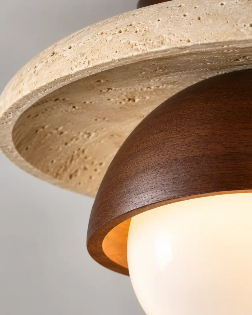 Deckenlampe BAYA, Travertinschale, Holzkuppel und Opalglas – Detailansicht der Travertinporen, des Nussbaum-Finishs und des Opalglases