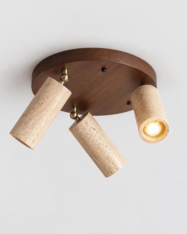 Deckenlampe: Drei Travertin-Spots auf runder Holzbasis – BORA
