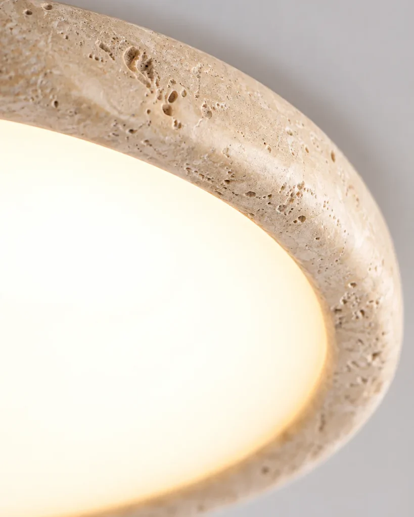 Deckenlampe ZELIA, Ultraflacher Travertin-Ring, LED, 3 Grössen – Detailansicht des porigen Travertinrings und des leuchtenden Diffusors