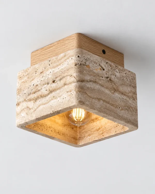 Deckenlampe: kompakter Travertin-Würfel auf Holzsockel – RUDO