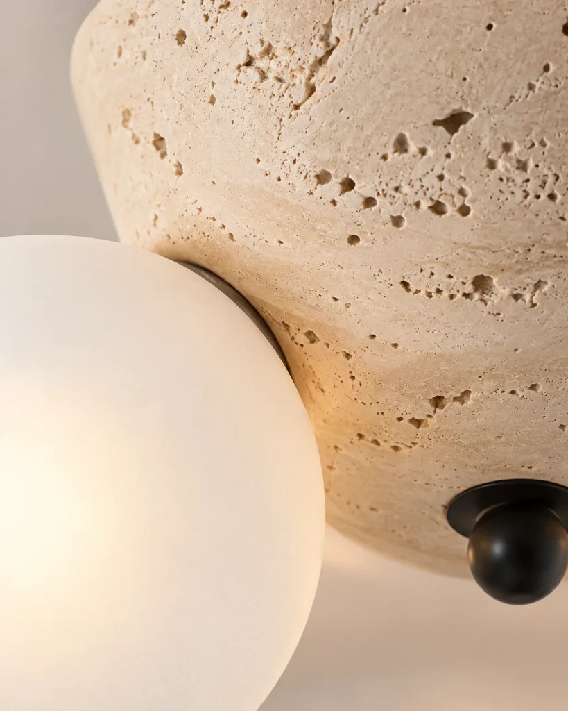 Deckenlampe VOLA, Travertin-Schale mit zwei Glaskugeln – Detailansicht der Travertinporen, der Glaskugel und des schwarzen Abschlussknopfs