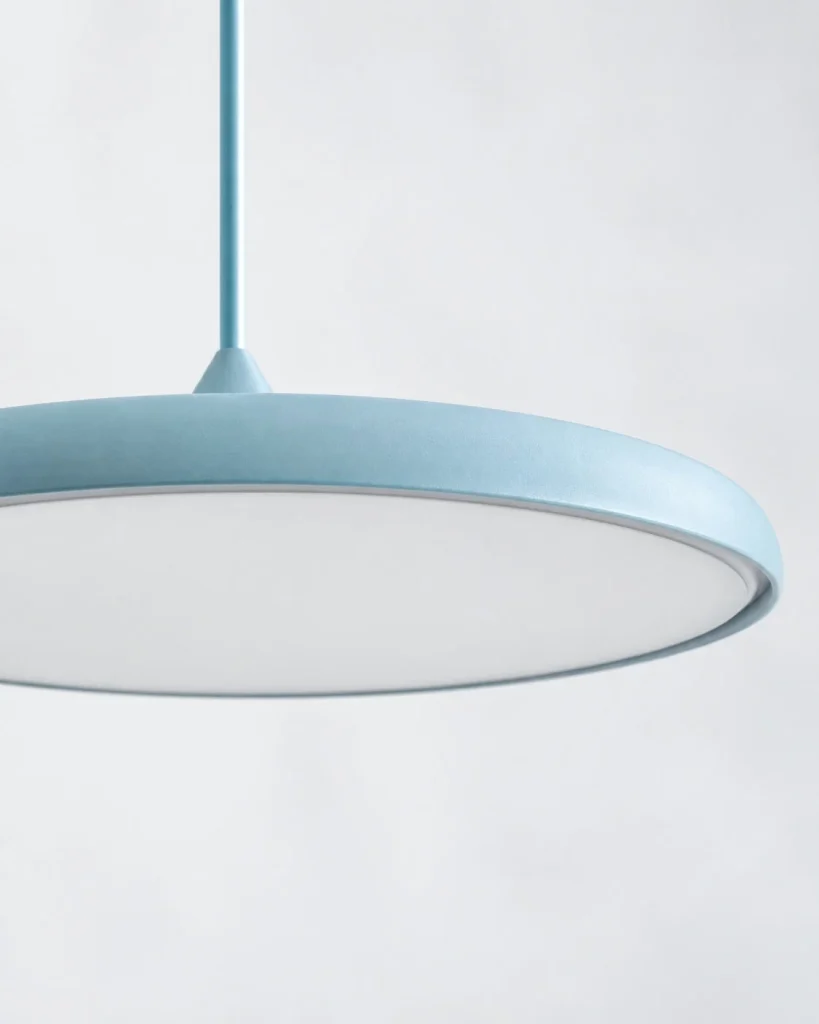 LED-Hängelampe in flacher Scheibenform MAKARON – Flacher Schirmrand und bündiger unterer Diffusor