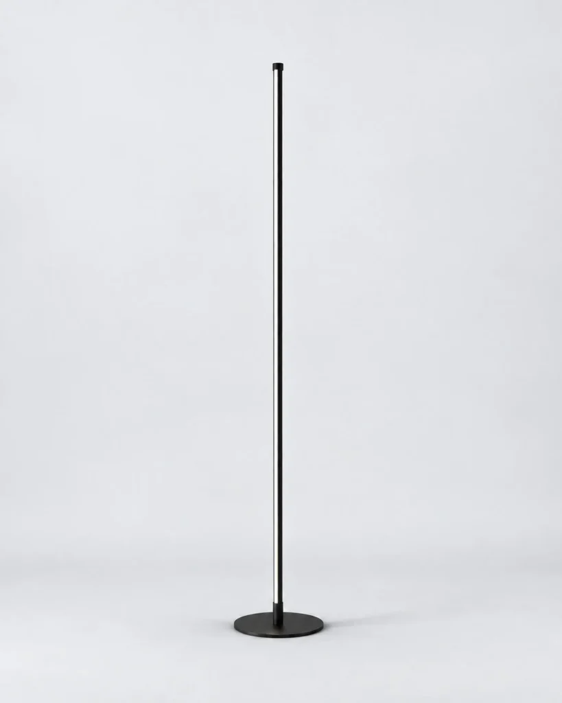 LED-Stehlampe in schlanker Stabform SVEN – Schwarz, Studioansicht