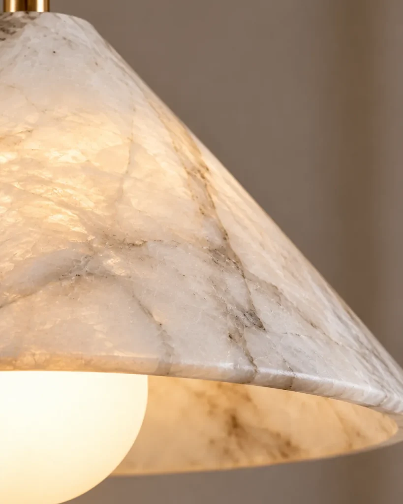 Hängelampe CESTO, Flacher Alabaster-Kegel mit Messing, 1–3 flammig – Detailansicht des Alabasterrands, der Adern und der leuchtenden Lampe