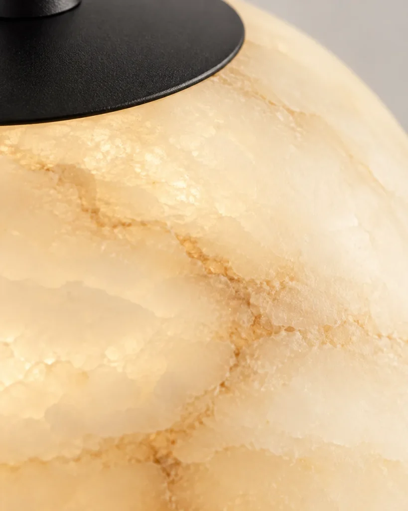 Hängelampe BOURBON, Kleine Alabaster-Kugel, Schwarz oder Gold – Detailansicht der Alabasteraderung und der schwarzen Kappe