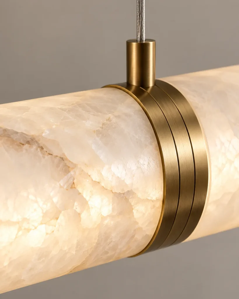 Hängelampe BALVO, Lineare Alabaster-Röhre mit Messing, 4 Längen – Detailansicht des Alabasters, eines Messingrings und der Seilaufhängung
