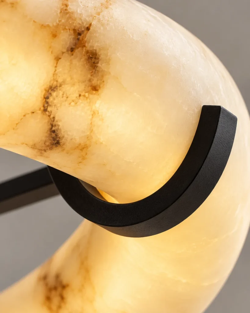 Hängelampe GURSI, Ring aus echtem Alabaster auf schwarzem Gestell – Detailansicht der Alabasteradern und des schwarzen Halters