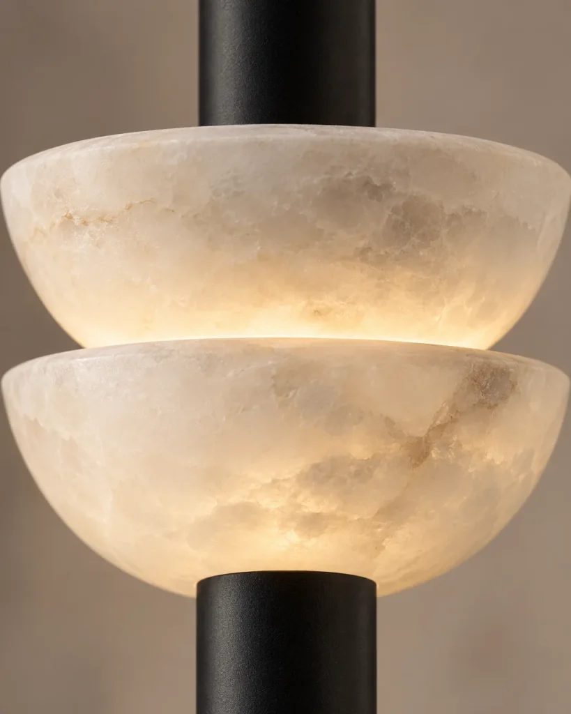 Lampada a sospensione BEMBI, alabastro – dettaglio delle coppe in alabastro, della fessura di luce e del tubo nero