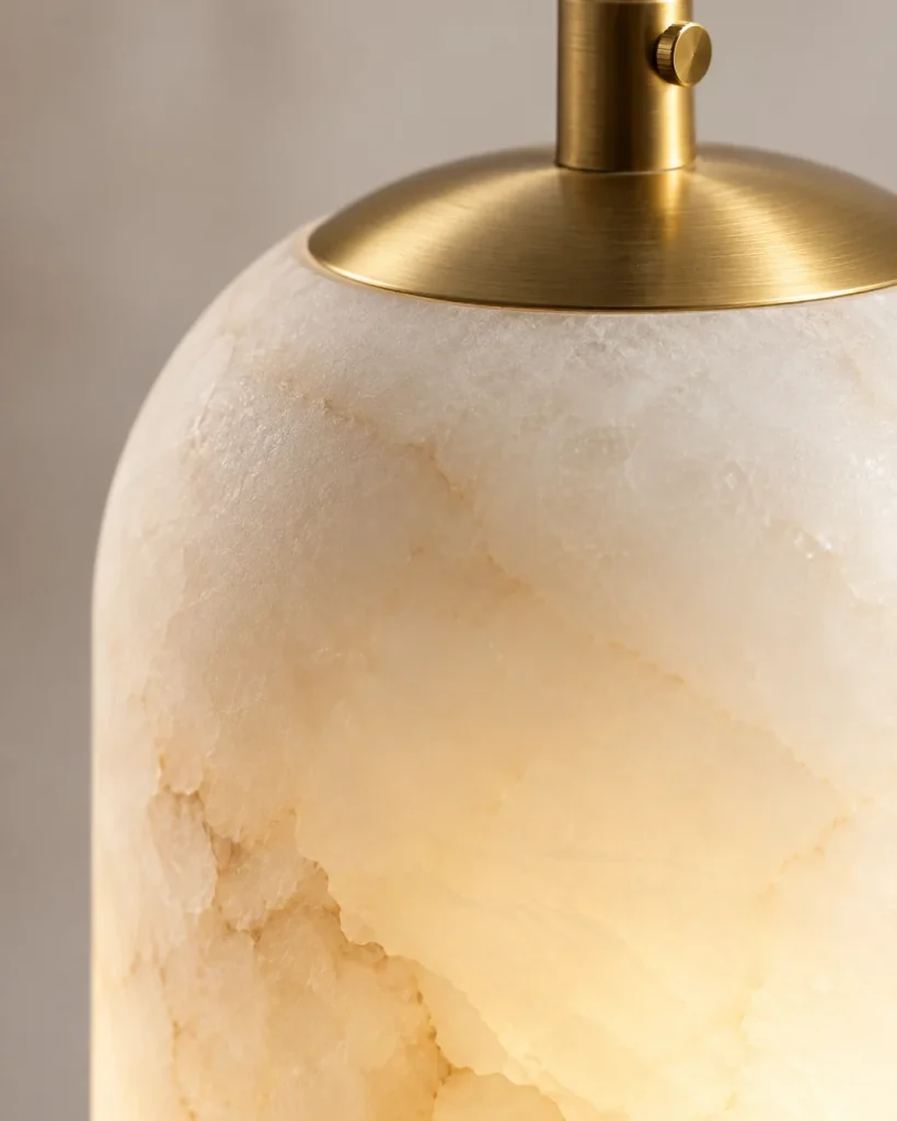 Hängelampe JUAD, schmaler Zylinder aus echtem Alabaster – Detailansicht der Alabasteradern und der Messingkappe