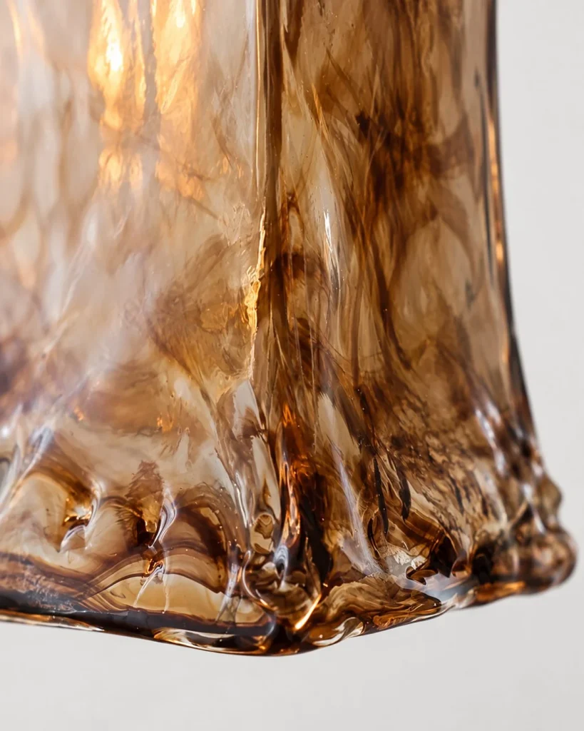 Hängelampe aus strukturiertem Bernsteinglas DOURID – Unregelmässige bernsteinfarbene Glasstruktur und Messingfassung