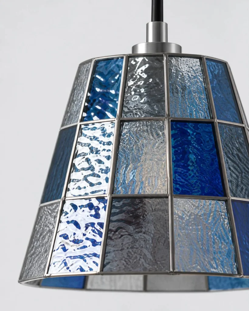 Hängelampe aus farbigem Glas SARI – Detailansicht