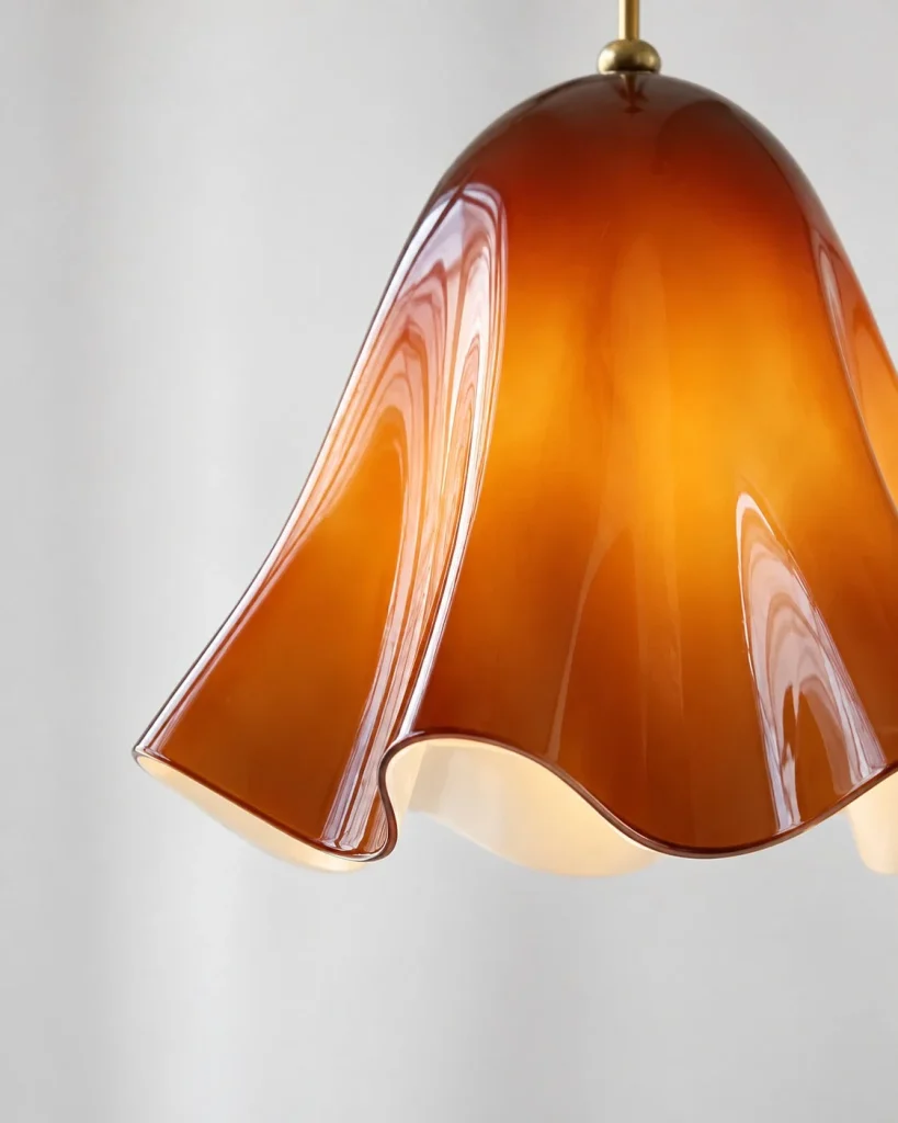 Hängelampe aus wellenförmigem Glas VITIYA – Gewellter Glasrand und glatte reflektierende Oberfläche