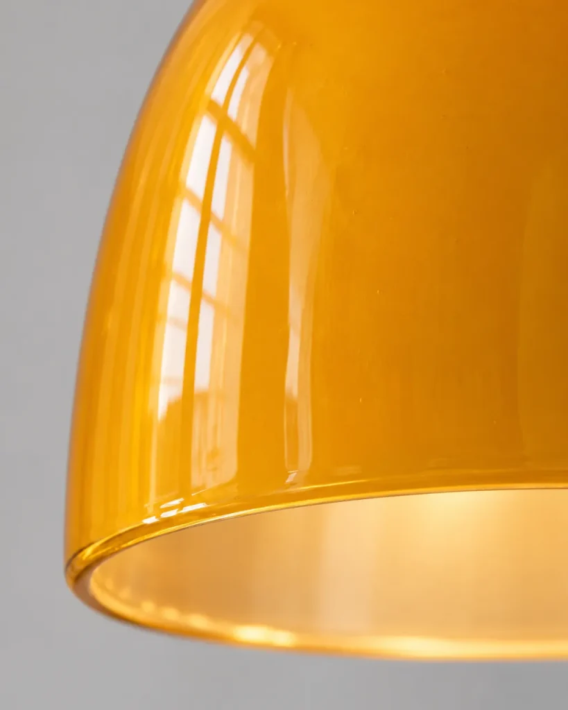 Hängelampe RANGE, glänzende Kuppel aus orangem Glas – Detailansicht des glänzenden orangen Glases und des unteren Rands