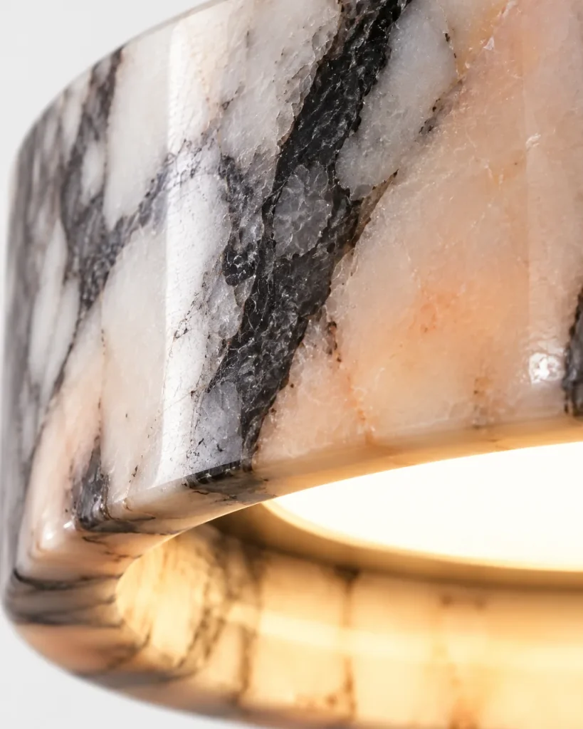 Hängelampe CYLA, Ring aus geädertem Marmor, LED – Detailansicht der dunklen und rosa Marmoradern und der beleuchteten Innenkante