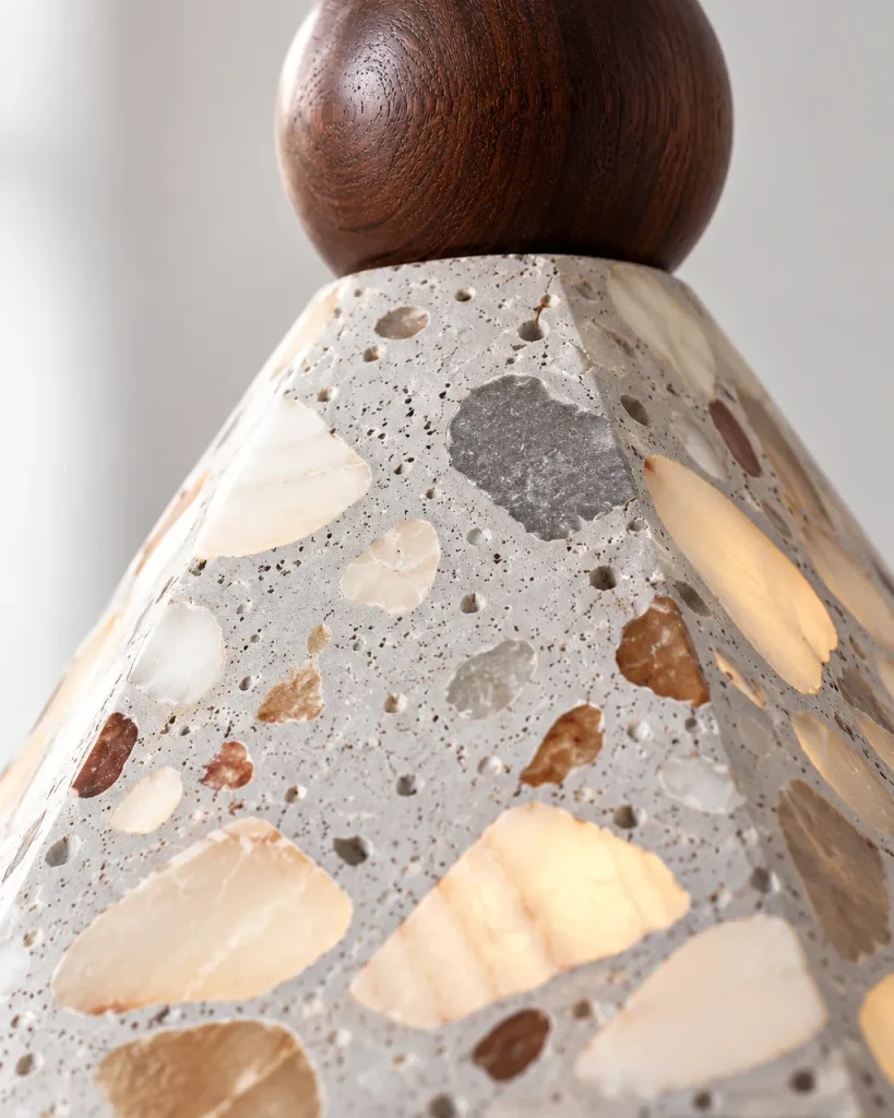 Lampada a sospensione NEMA, terrazzo e noce – dettaglio delle inclusioni del terrazzo e della sfera in noce