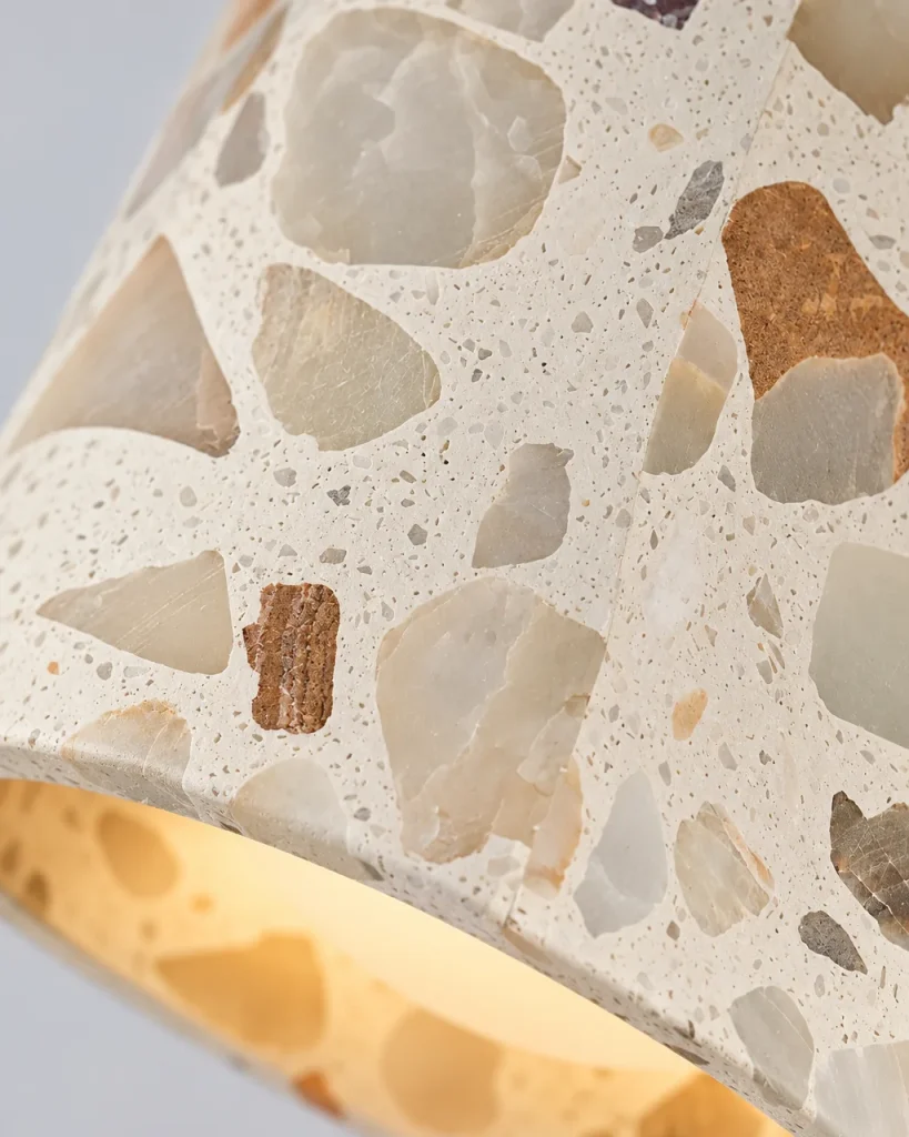 Hängelampe OMI, kleiner Terrazzo-Schirm mit Nussbaumholz, 3 Formen – Detailansicht der Mineraleinschlüsse und des Schirmrands