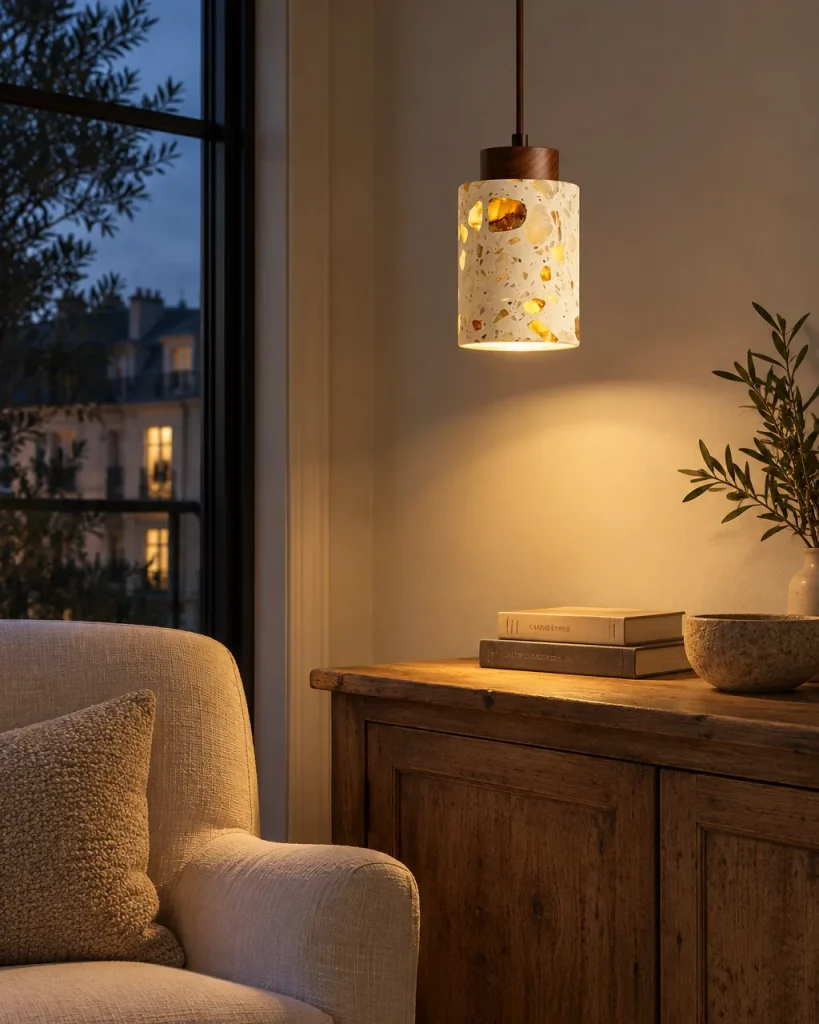 Lampada a sospensione NARO, terrazzo con testa in legno massello – nell'angolo lettura del soggiorno, luce serale